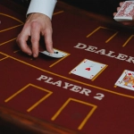 Блэкджек в казино с картами и фишками на игровом столе