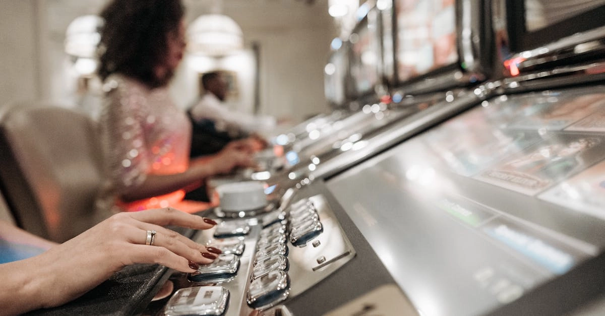 Слот игра Madame Destiny с мистическими символами и интерфейсом